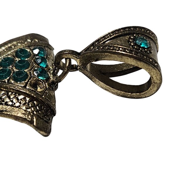 Vintage Brass Pendant Emerald Green Rhinestones Intricate Detailing Fashion - Picture 5 of 6